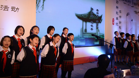 頒獎現(xiàn)場打工子弟學(xué)校學(xué)生進行了誦讀表演