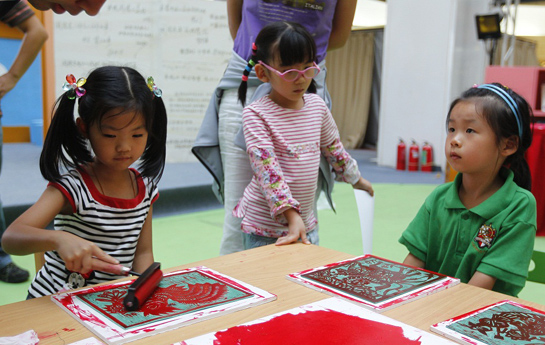 北京家庭閱讀季：&ldquo;讓美延續(xù)&rdquo;&mdash;&mdash;中國美術(shù)館主題日上小朋友在畫畫