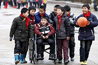 同學就是手足！安徽一男孩患病無法行走 被照顧7年