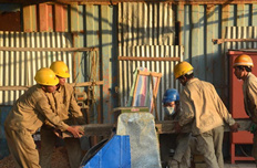 中石油員工幫助緬甸馬德島居民用上自來水