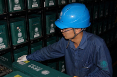 工作人員正在認真工作