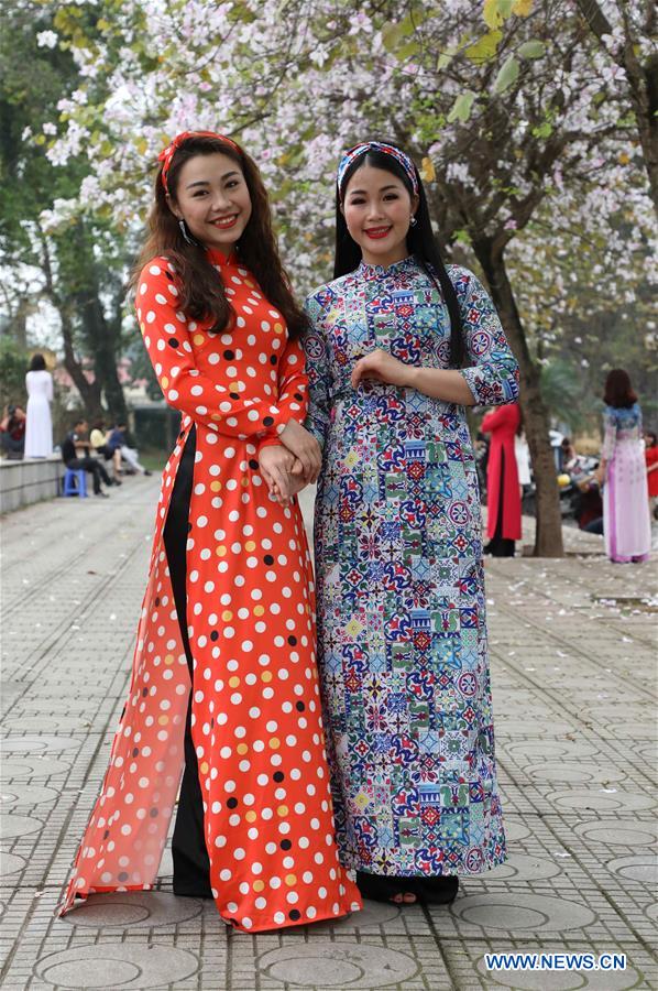 VIETNAM-HANOI-WOMAN-AO DAI