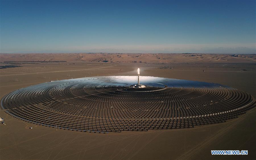 CHINA-GANSU-DUNHUANG-SOLAR POWER-HELIOSTAT-CLEANING (CN)