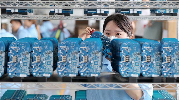 【財經(jīng)翻譯官】中國新能源汽車產(chǎn)銷量緣何連續(xù)七年全球居首？