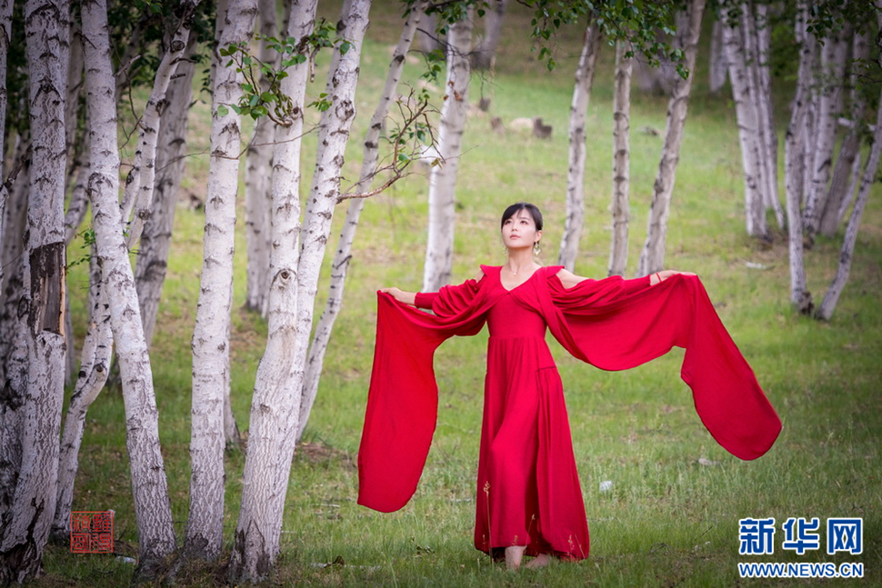 她從白樺林中走來(lái)