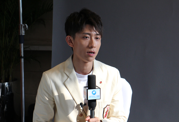 國(guó)有棟梁，大愛無疆；爾如嫩草，小愛芬芳。