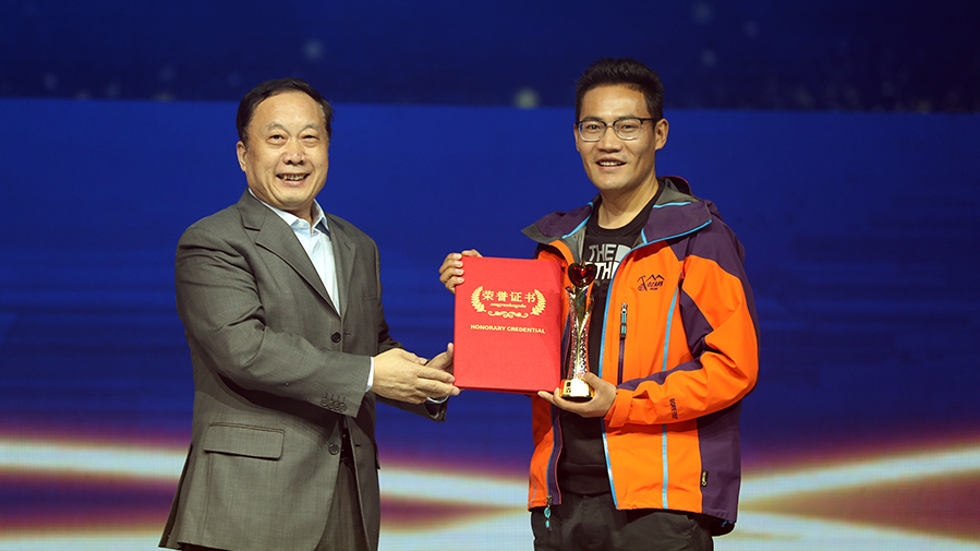 任賢良為&ldquo;珠峰環(huán)保衛(wèi)士&rdquo;次仁旦達頒獎