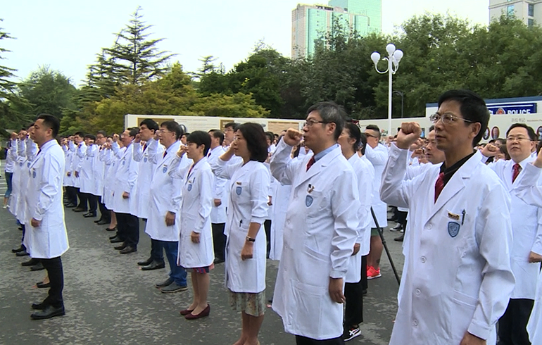 致敬偉大改革｜對話40年，講述身邊的健康故事（第二十集）&mdash;&mdash;設(shè)立醫(yī)師節(jié)，醫(yī)務(wù)人員有了自己的節(jié)日