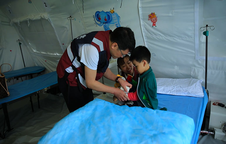 致敬偉大改革｜對話40年，講述身邊的健康故事（第十四集）&mdash;&mdash;白衣衛(wèi)士：與時(shí)間賽跑