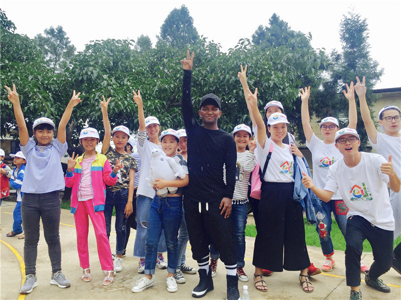 e創(chuàng)公益大使與志愿者、小朋友一起鄉(xiāng)村運(yùn)動(dòng)會(huì)