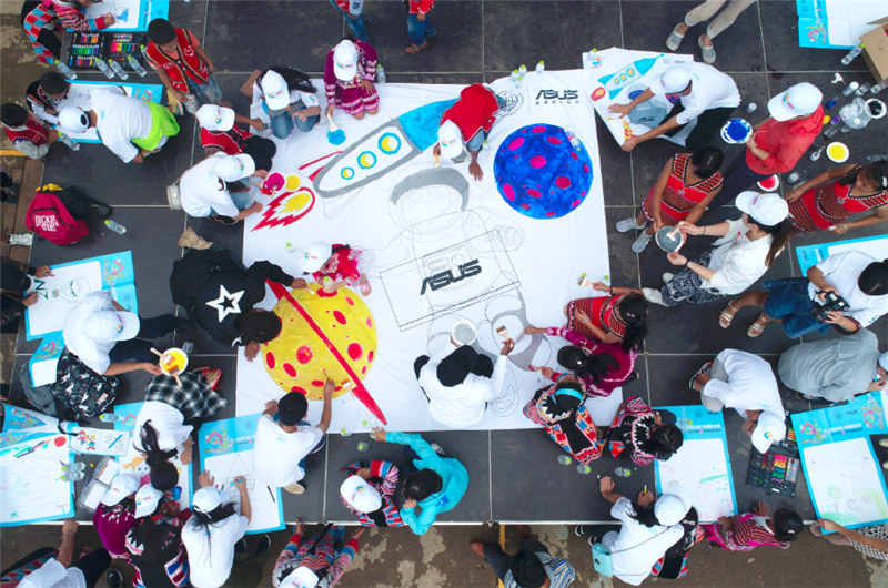 e創(chuàng)公益大使、志愿者和小朋友一同夢(mèng)想涂鴉