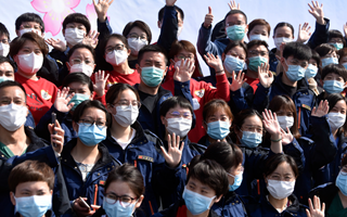 稟父老：樓蘭破，人平安，白衣戰(zhàn)士把家還！