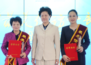 舒曉琴為獲獎?wù)邊蔷辗?、高平珍頒獎