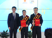 劉正榮為獲獎?wù)咭踪t孝、張海威頒獎