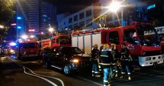 ?？诩瘟甏髲B電纜井起火 玻璃掉落致1人重傷