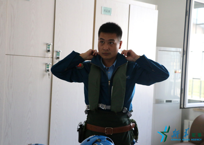 &uarr;資料圖片：張超嚴(yán)格按規(guī)定著裝參加飛行訓(xùn)練。