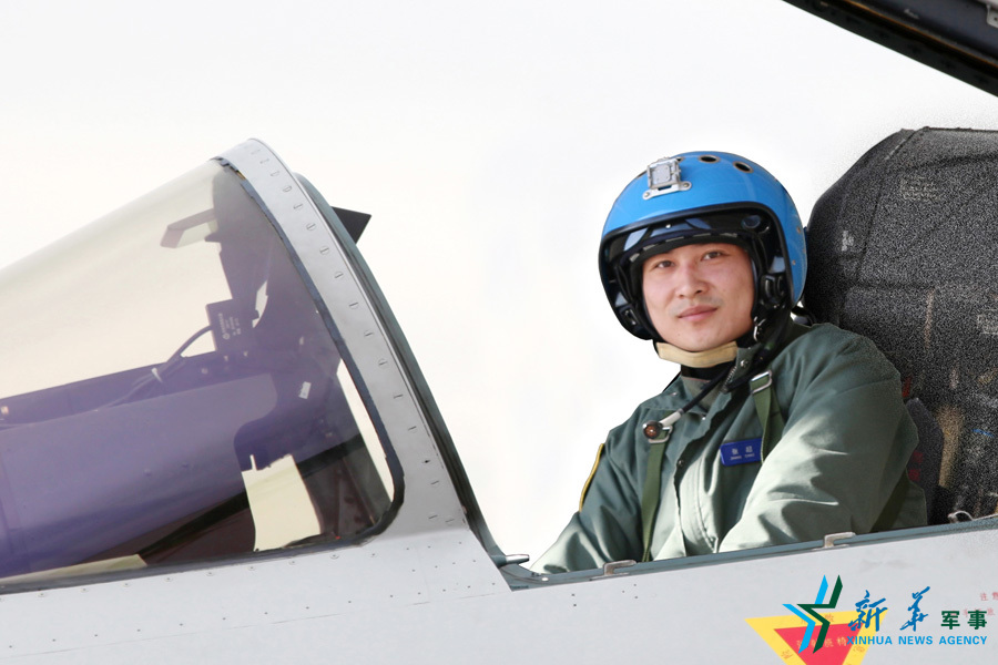 &uarr;戰(zhàn)機(jī)上準(zhǔn)備起飛的張超。