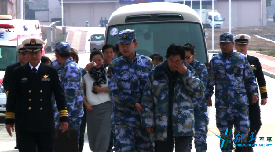 &uarr;資料圖片：張超的父親（右四）揮淚送別張超。