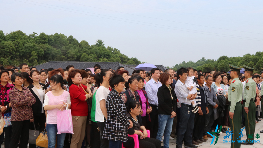 &uarr;張超烈士骨灰安葬儀式現(xiàn)場(chǎng)，岳陽(yáng)的父老鄉(xiāng)親紛紛來給張超送別。