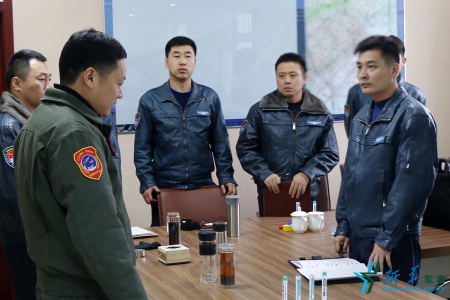 資料圖片：張超參加飛行后講評。