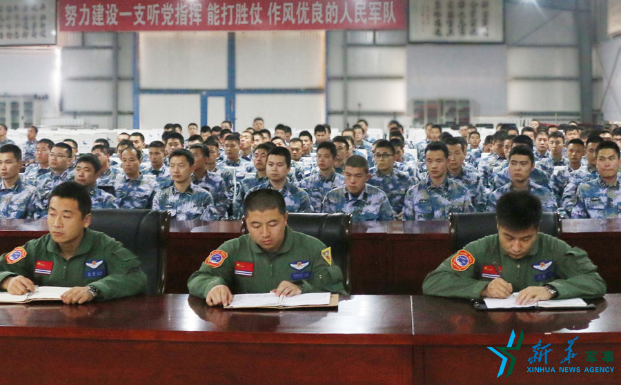 資料圖片：張超（右一）參加部隊(duì)思想政治教育。