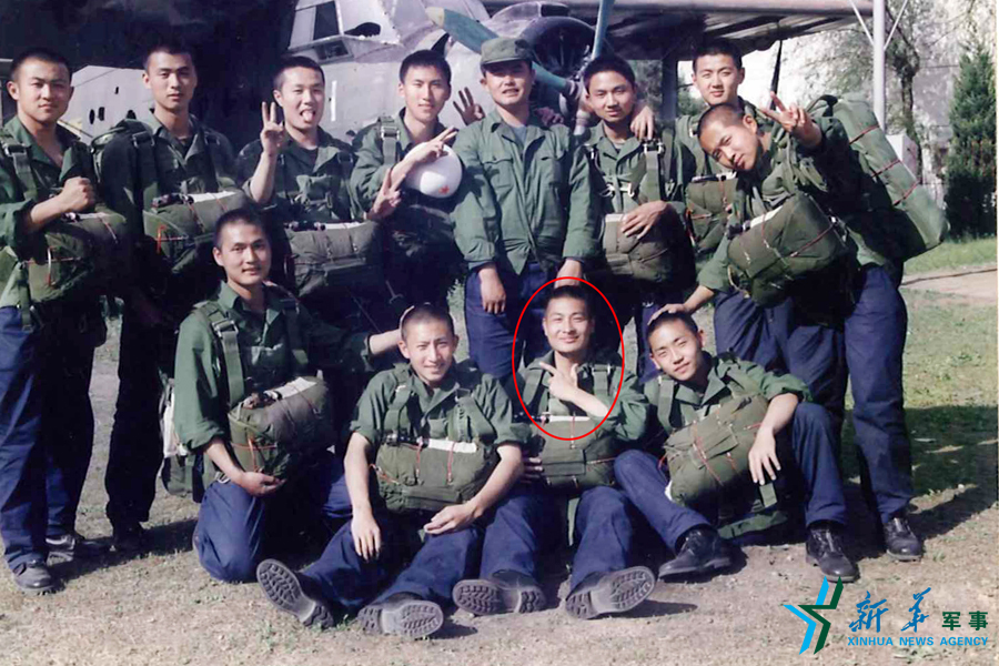 &uarr;資料圖片：張超跳傘前合影留念。