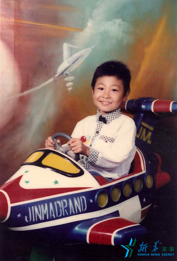 &uarr;資料圖片：長大后當(dāng)一名優(yōu)秀的飛行員是張超兒時(shí)種下的夢想。