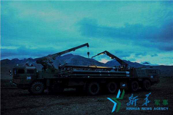 &uarr;昏暗條件下錘煉官兵火箭彈調(diào)裝技能 。（宋來蕤攝）