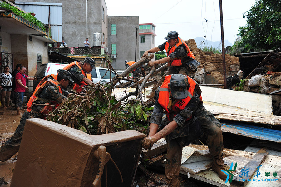 &uarr;第31集團(tuán)軍某裝甲旅官兵幫助長(zhǎng)泰恢復(fù)災(zāi)后秩序。鐘晨菲攝