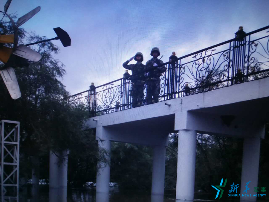 &uarr;中秋佳節(jié)，珍寶島的官兵在洪水中的堅(jiān)守。