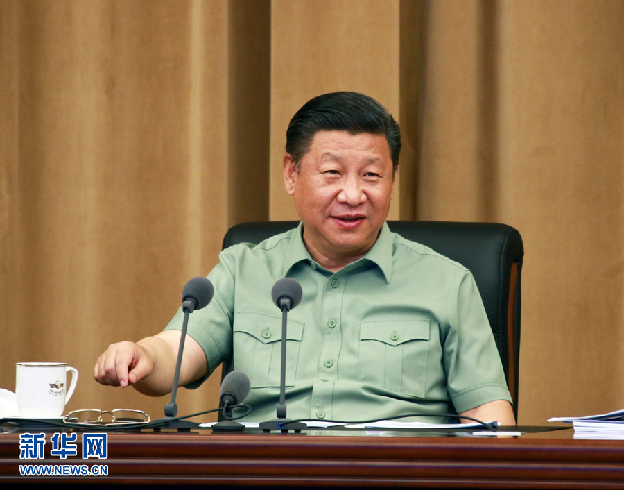 5月24日，中共中央總書記、國家主席、中央軍委主席習(xí)近平視察海軍機關(guān)，親切接見海軍第十二次黨代會全體代表和海軍機關(guān)正師職以上領(lǐng)導(dǎo)干部。這是習(xí)近平聽取海軍工作匯報后發(fā)表重要講話。 新華社記者 查春明 攝 
