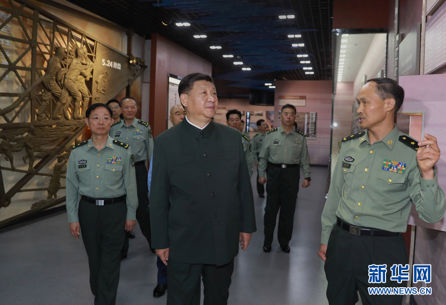 6月22日，正在山西省考察工作的中共中央總書記、國家主席、中央軍委主席習(xí)近平來到駐晉部隊(duì)某基地視察調(diào)研，代表黨中央和中央軍委，向基地組建50周年致以熱烈的祝賀，向老一輩創(chuàng)業(yè)者、廣大基地官兵致以崇高的敬意和誠摯的問候。這是習(xí)近平視察基地軍史館。新華社記者 李剛 攝