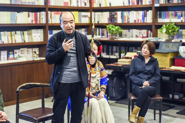 劉文濤：通過(guò)對(duì)每件兵器的復(fù)制，我們了解兵器造型與兵器制作的手藝，實(shí)現(xiàn)與古人的對(duì)話。