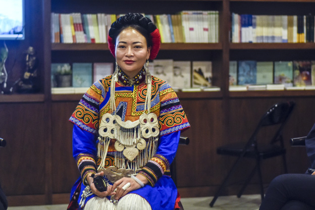 阿牛阿呷：對(duì)彝族姑娘來(lái)說(shuō)，胎教就是彝族的刺繡文化，但是當(dāng)我們走出來(lái)，我們覺(jué)得我們對(duì)其他支系的服飾知識(shí)了解太少了，需要學(xué)習(xí)的很多，所以開辦了這個(gè)專業(yè)。