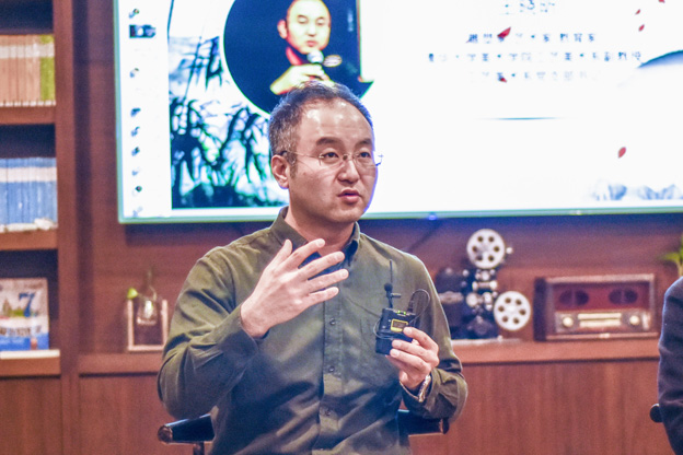 王曉昕：語(yǔ)言問(wèn)題其實(shí)是非遺傳承所面臨的一個(gè)普遍問(wèn)題。非遺傳承人可能有很好的技藝，但是因?yàn)檎Z(yǔ)言問(wèn)題沒(méi)有辦法與外面的人交流，就失去了傳承的機(jī)會(huì)。