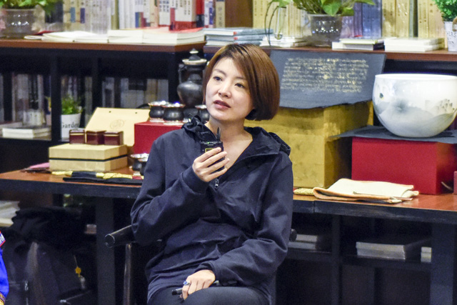 秦思：堅持還是因為熱愛，我一直想把有意義的事情做得有意思。我希望有更多的人來關(guān)注非遺文化，把文化融入到工藝當中。