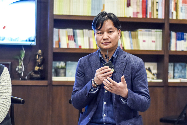 丁大為：烏銅走銀有三百年的歷史了，是云南地區(qū)獨有的技藝。這門技藝入門大概需要3年，學成需要20年。用語言去表達它其實是很難的。