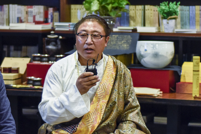 安久&middot;白瑪群加：絕對(duì)不能為了錢做手藝的傳承人，傳承手藝是因?yàn)槲覀冇袀鞒忻褡逄厣幕呢?zé)任，要時(shí)刻謹(jǐn)記這一份責(zé)任。