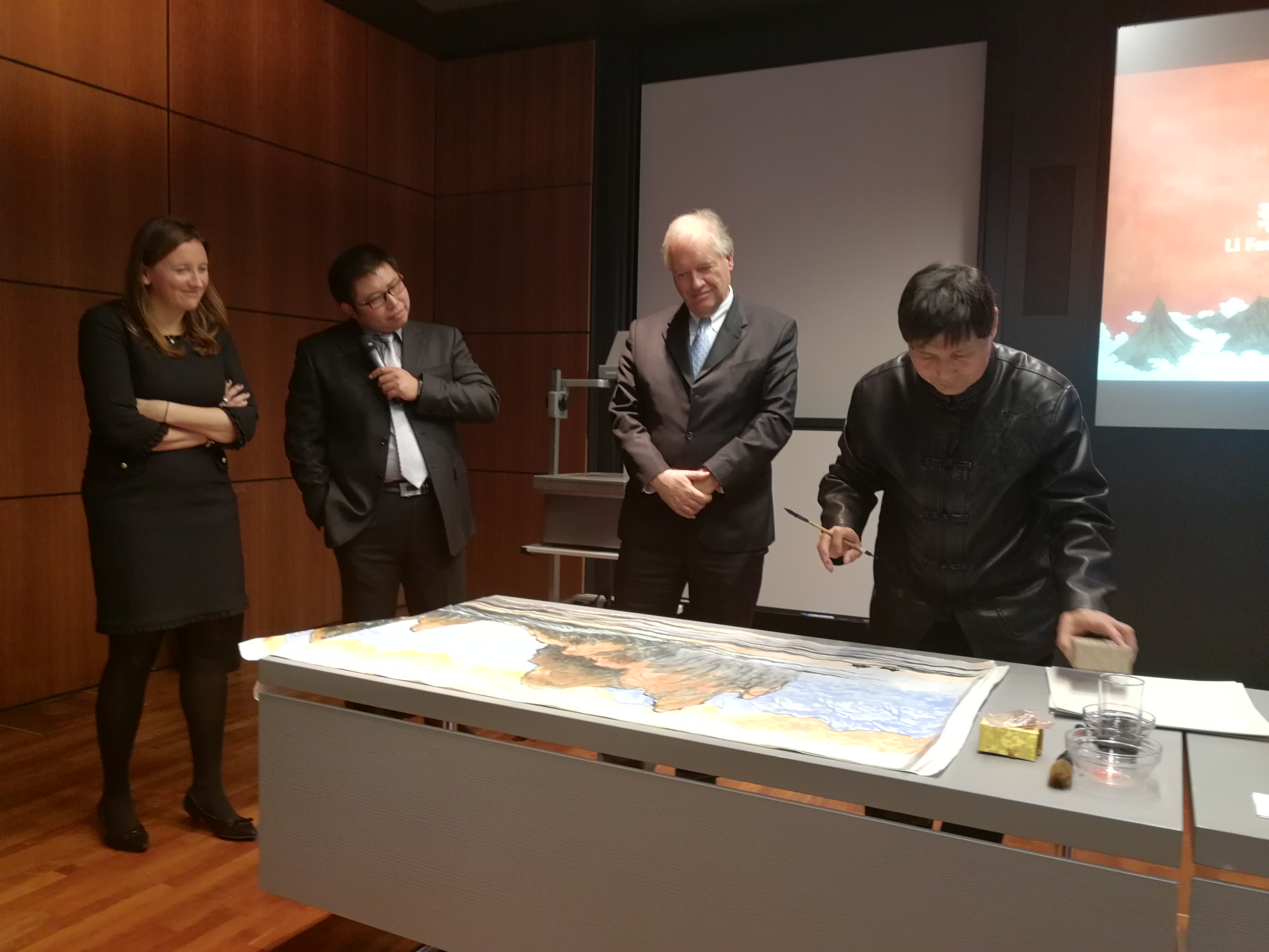 作為一個藝術(shù)家，我也要為這個國家和社會做一點(diǎn)自己的貢獻(xiàn)。在這次跨國文化交流活動中，作為唯一的隨團(tuán)畫家，我創(chuàng)作出了多幅以&ldquo;一帶一路&rdquo;為主題的中國畫。