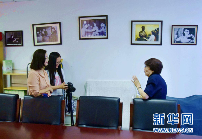 播音室里跟打仗一樣。從夜不能寐的緊張，到全神貫注的投入，用良好的習慣和過硬的專業(yè)素質來化險為夷。