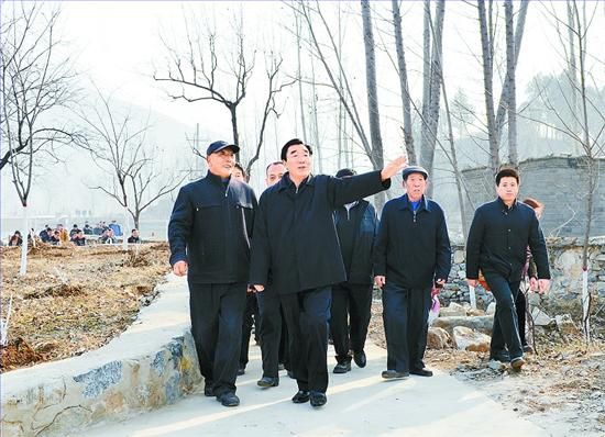 11月27日，省委書記、省人大常委會主任張慶黎到加強(qiáng)基層建設(shè)年活動聯(lián)系點(diǎn)淶水縣悟空寺村看望慰問村民，向當(dāng)?shù)馗刹咳罕娦v黨的十八大精神。這是張慶黎在悟空寺村詳細(xì)了解村容村貌的建設(shè)情況。郭昭 攝