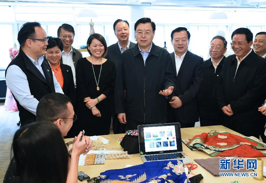 5月8日至11日，中共中央政治局常委、全國(guó)人大常委會(huì)委員長(zhǎng)張德江在浙江調(diào)研。這是5月9日，張德江來到位于嘉興市的雅瑩服裝有限公司，了解公司的服裝設(shè)計(jì)、生產(chǎn)和銷售情況。新華社記者 馬占成 攝 