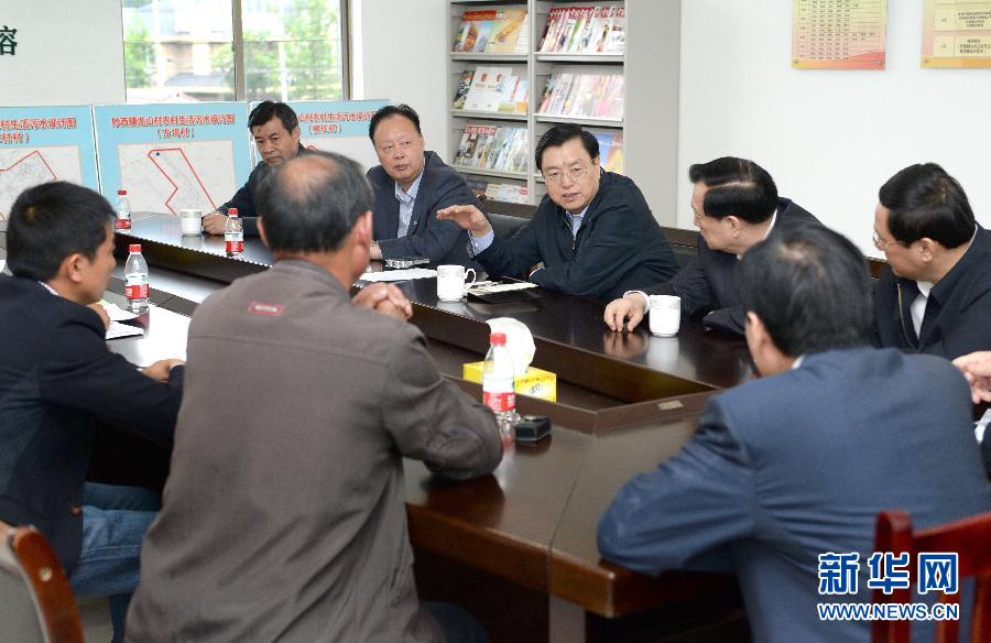 這是5月9日，張德江到湖州市妙西鎮(zhèn)調(diào)研，與基層人大代表座談。新華社記者 馬占成 攝 