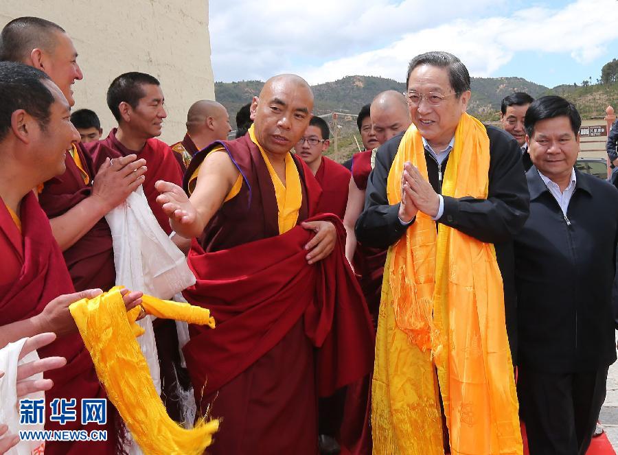 這是5月16日，俞正聲在松贊林寺看望宗教界人士。 新華社記者 劉衛(wèi)兵 攝