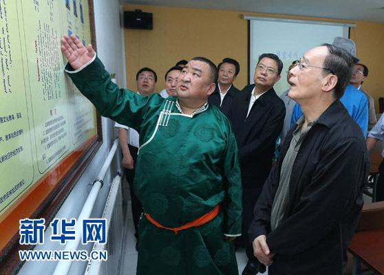 這是7月3日，王岐山在巴彥德力格爾嘎查&ldquo;兩委&rdquo;活動(dòng)室了解基層黨建情況。新華社記者 龐興雷 攝