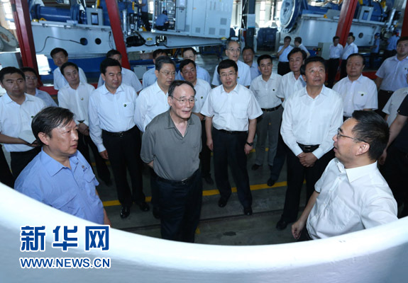 這是7月3日，王岐山在內(nèi)蒙古海裝風(fēng)電設(shè)備有限公司考察。新華社記者 龐興雷 攝 