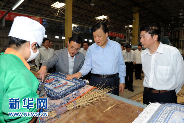 這是7月18日，劉云山在青海藏羊地毯集團(tuán)有限公司調(diào)研。新華社記者 饒愛民 攝