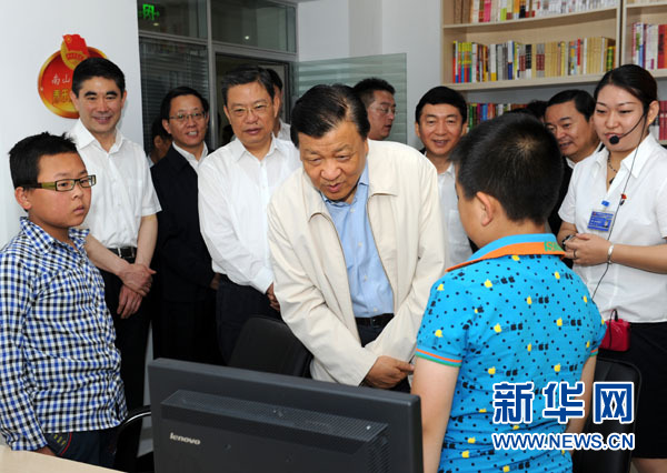 7月17日至19日，中共中央政治局常委、中央書記處書記劉云山在青海調(diào)研。這是7月18日，劉云山在西寧市南山西社區(qū)調(diào)研。 新華社記者饒愛民 攝