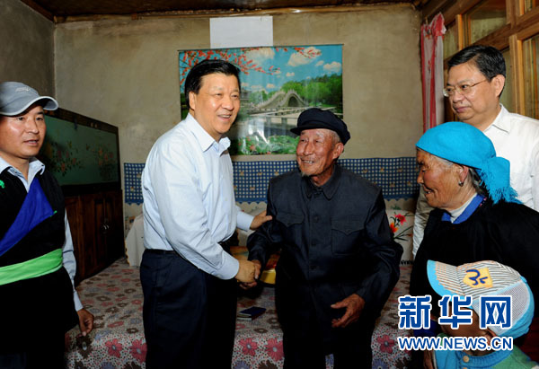 7月17日至19日，中共中央政治局常委、中央書記處書記劉云山在青海調(diào)研。這是7月17日，劉云山在海東市互助土族自治縣東山鄉(xiāng)白牙合村看望老黨員。新華社記者 饒愛民 攝