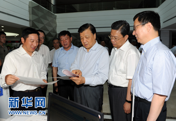  7月22日至23日，中共中央政治局常委、中央書(shū)記處書(shū)記劉云山在上海調(diào)研。這是7月22日，劉云山在中國(guó)（上海）自貿(mào)試驗(yàn)區(qū)外高橋綜合服務(wù)大廳調(diào)研。新華社記者 饒愛(ài)民 攝 